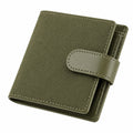 Portafoglio compatto 11 × 9 × 2 cm in materiale sintetico e tessuto verde oliva con chiusura a linguetta